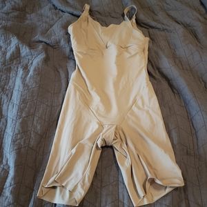 Maidenform spanx size medium. Never worn